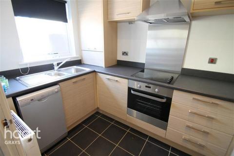 3 bedroom terraced house to rent, Draper Close, Grays