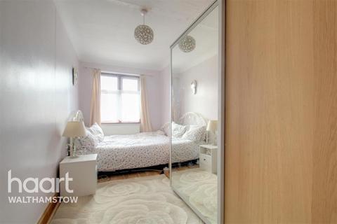 1 bedroom in a house share to rent, Hillside Gardens - Walthamstow - E17
