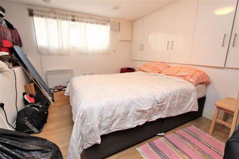 Studio to rent, Summers Lane, North Finchley N12