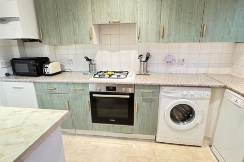 2 bedroom apartment to rent, Connaught Rd