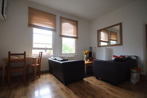 3 bedroom flat to rent, Finsbury Park Road, London, N4