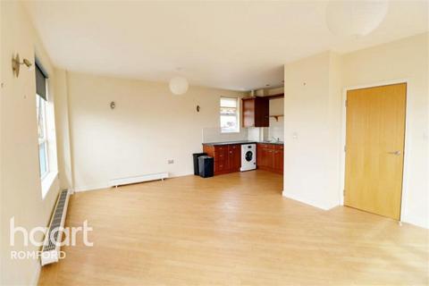 2 bedroom flat to rent, The Gatehouse - Romford - RM1