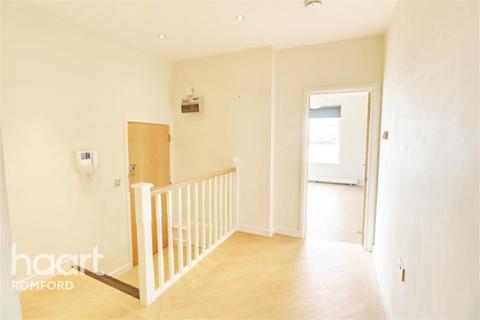 2 bedroom flat to rent, The Gatehouse - Romford - RM1