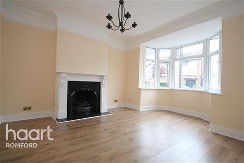 3 bedroom terraced house to rent, Brooklands Road - Romford - RM7