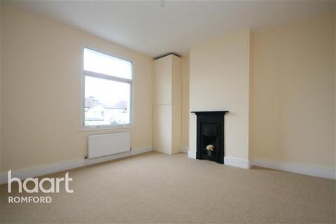 3 bedroom terraced house to rent, Brooklands Road - Romford - RM7