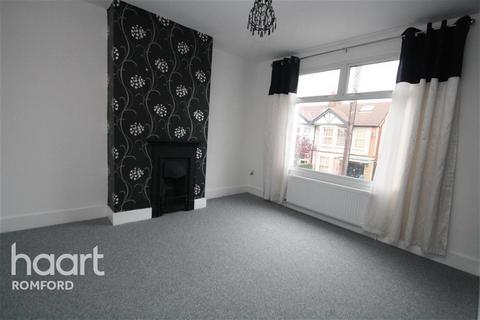 3 bedroom terraced house to rent, Brooklands Road - Romford - RM7