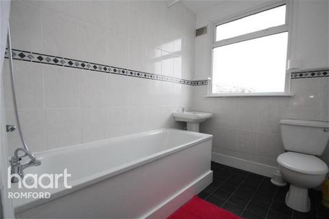 3 bedroom terraced house to rent, Brooklands Road - Romford - RM7