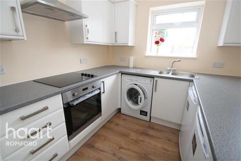 3 bedroom terraced house to rent, Brooklands Road - Romford - RM7