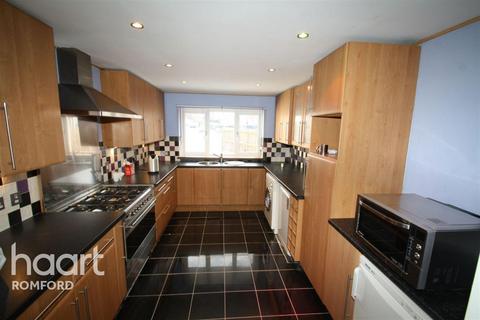 3 bedroom detached house to rent, Kenway - Romford - RM5