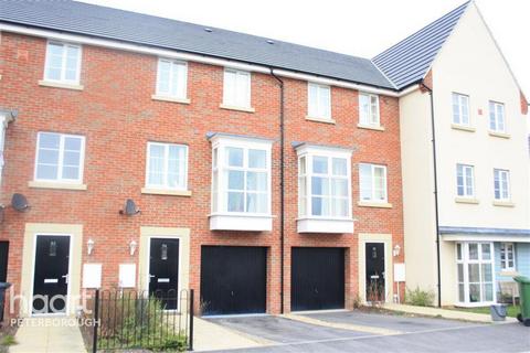 4 bedroom terraced house to rent, Molyneux Square, Peterborough