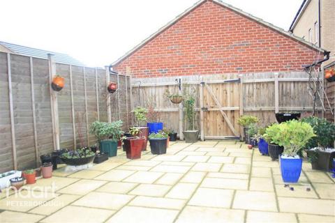4 bedroom terraced house to rent, Molyneux Square, Peterborough