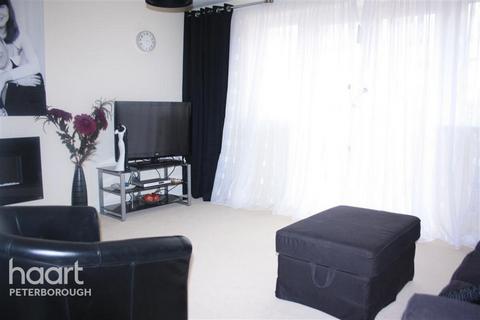 4 bedroom terraced house to rent, Molyneux Square, Peterborough