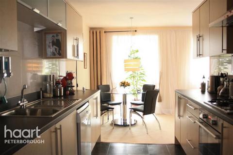 4 bedroom terraced house to rent, Molyneux Square, Peterborough
