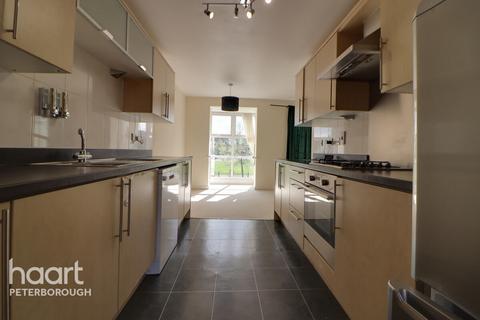 4 bedroom terraced house to rent, Molyneux Square, Peterborough