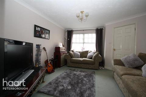 3 bedroom detached house to rent, Glencoe Way, PETERBOROUGH