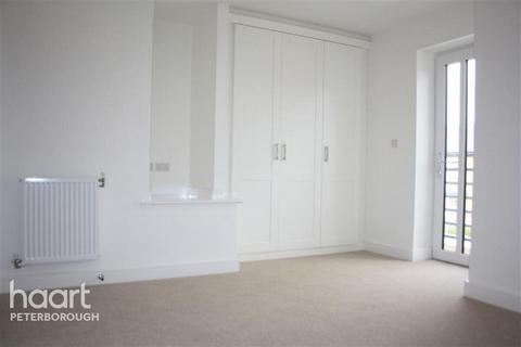 2 bedroom semi-detached house to rent, Beluga Close, Peterborough