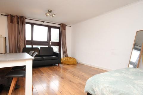 3 bedroom flat to rent, Julian Court, Camden Road, Camden Town, NW1