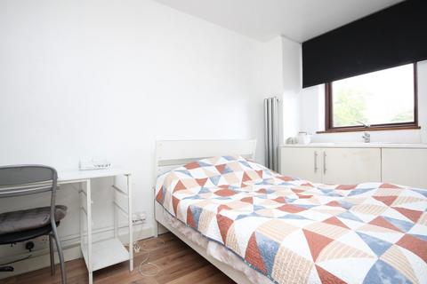 3 bedroom flat to rent, Julian Court, Camden Road, Camden Town, NW1