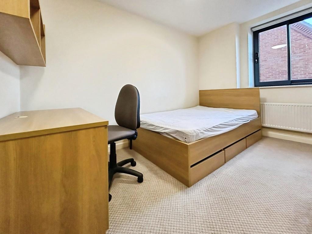 4d27d417-Bedroom