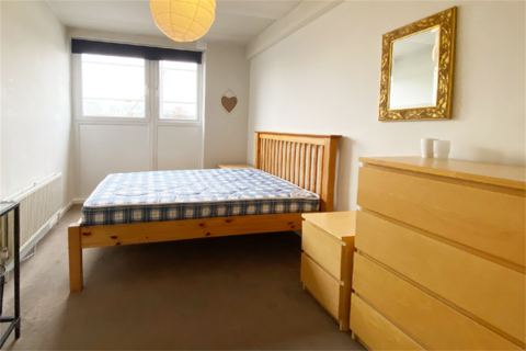 3 bedroom flat to rent, Heron House, SW11