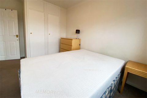 3 bedroom flat to rent, Heron House, SW11