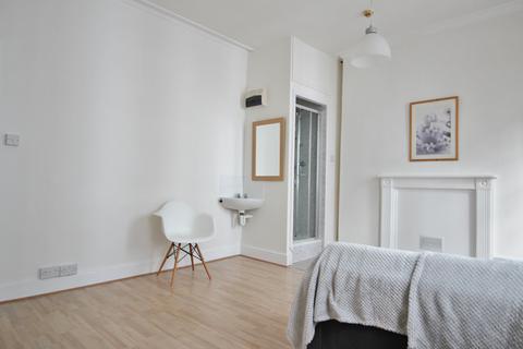 Studio to rent, Mornington Crescent NW1