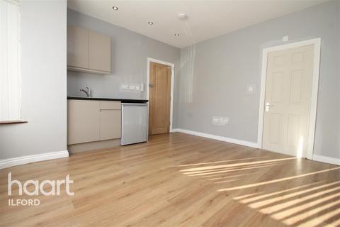 Studio to rent, Newbury Park IG2