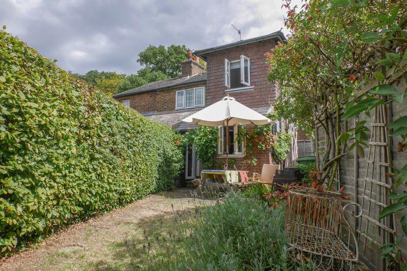 Downside Bridge Road, Cobham, KT11 2 bed terraced house £1,400 pcm (£