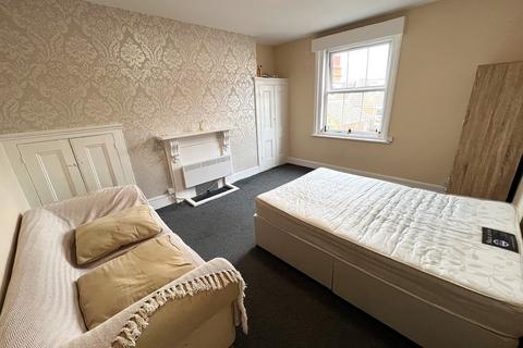 Studio to rent, Western Parade, Southsea