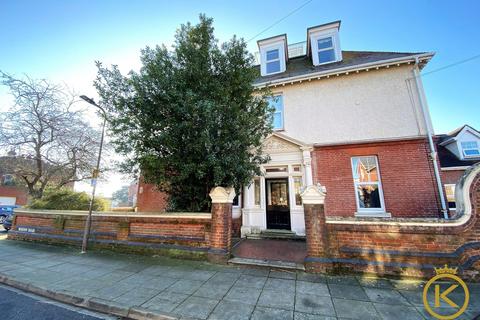 2 bedroom flat to rent, Craneswater Avenue, Southsea, PO4