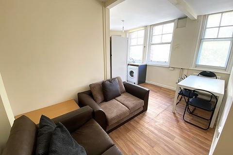 4 bedroom flat to rent, Aylward Street, Portsmouth