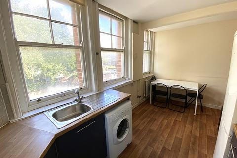 4 bedroom flat to rent, Aylward Street, Portsmouth