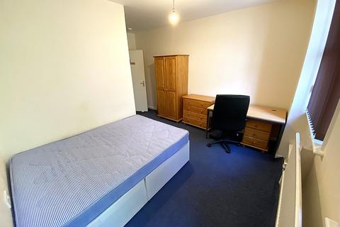 4 bedroom flat to rent, Aylward Street, Portsmouth