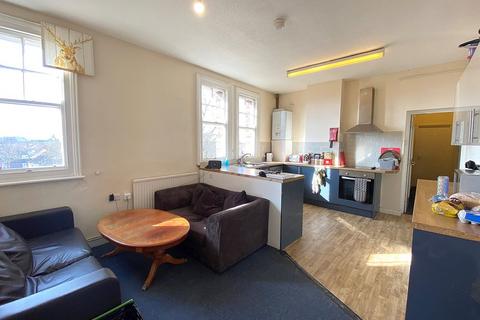 6 bedroom flat to rent - Aylward Street