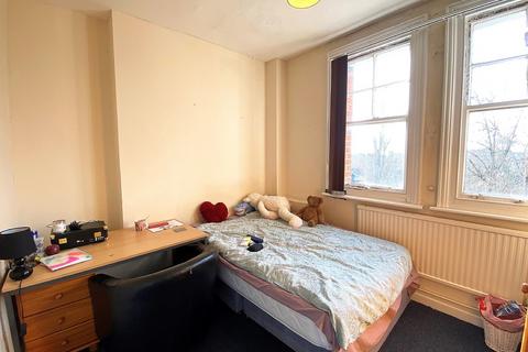 6 bedroom flat to rent - Aylward Street