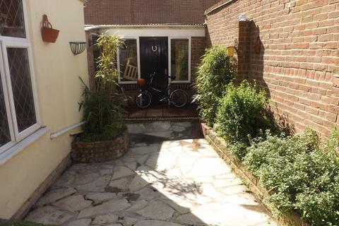 2 bedroom maisonette to rent, Marmion Road, Southsea, PO5.