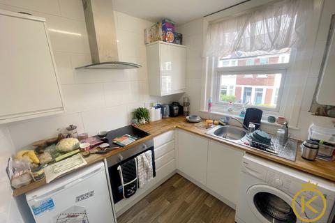 4 bedroom maisonette to rent, Shirley Road, Southsea