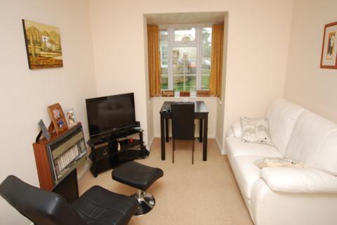 1 bedroom property to rent, CRERAN WALK