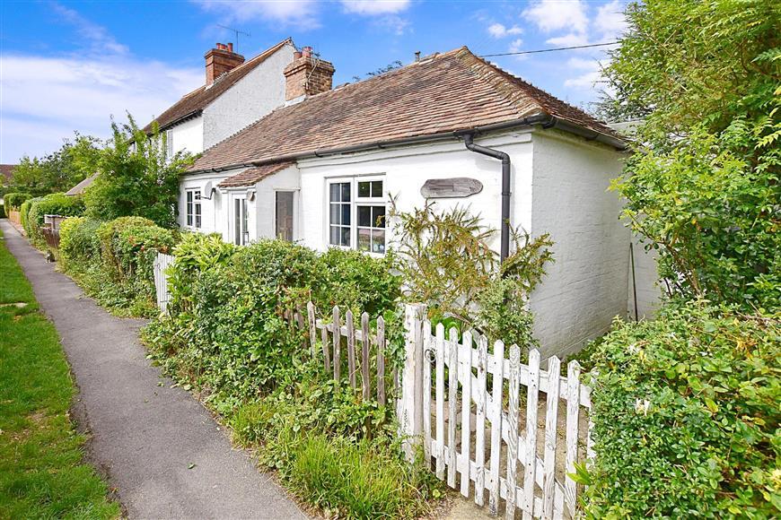 The Alley, Hamstreet, Ashford, Kent 2 bed detached bungalow £260,000