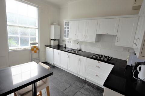 3 bedroom maisonette to rent, Caledonian Road, London N1