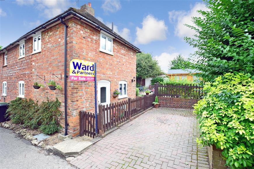 Kettle Lane, East Farleigh, Maidstone, Kent 2 bed end of terrace house