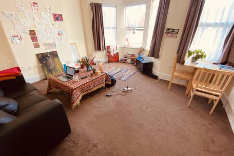 2 bedroom flat to rent, Turnpike Lane N17