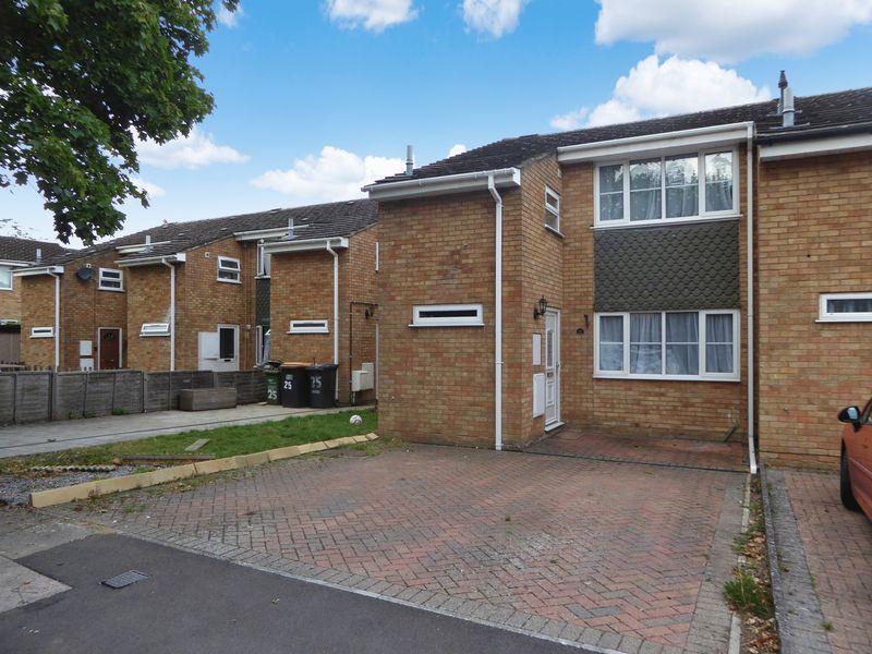 Saxon Close, Dunstable 3 bed terraced house £260,000