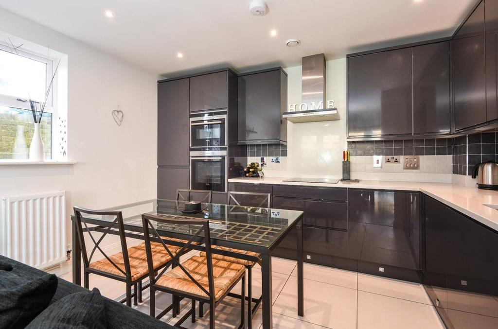 Wadham Mews, Mortlake 2 bed flat £500,000
