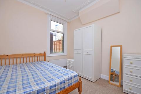 4 bedroom terraced house to rent, Noyna Road, Tooting Bec