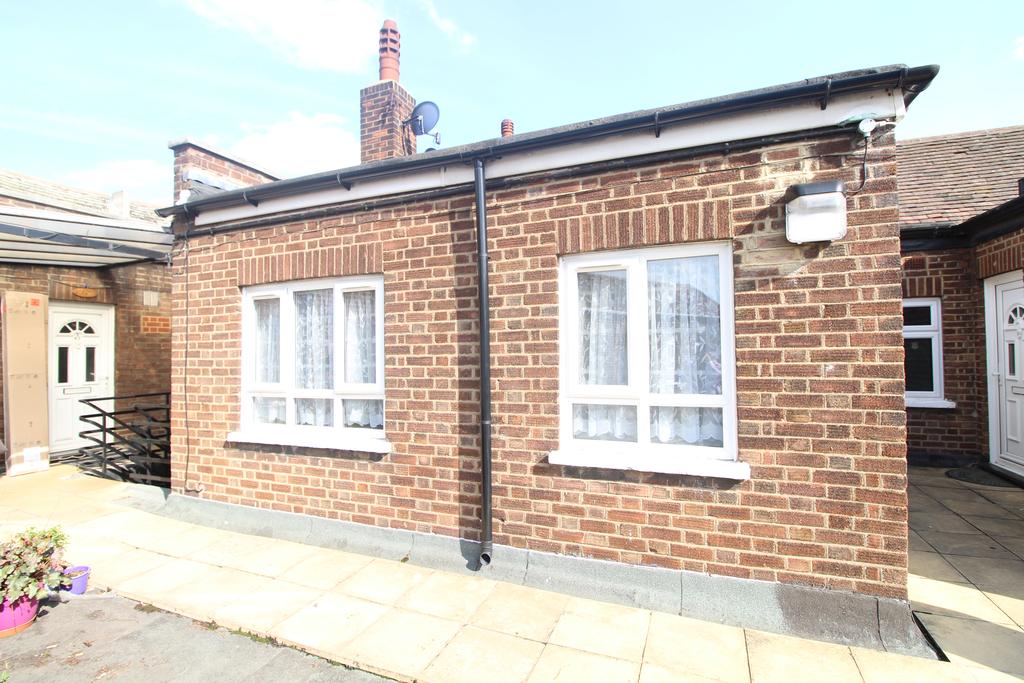 East Street, Barking, Essex IG11 2 bed flat to rent £1,300 pcm (£300 pw)