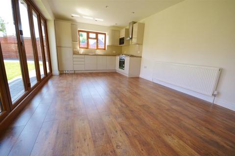 2 bedroom detached bungalow to rent, Lodge Lane, North Grays