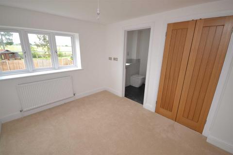 4 bedroom detached house to rent, The Street, Latchingdon