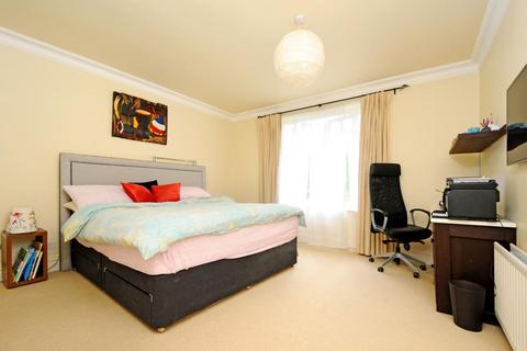 3 bedroom apartment to rent, East Twickenham,  Middlesex,  TW1