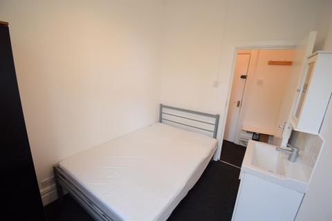 1 bedroom ground floor flat to rent, Howard Gardens, Cardiff